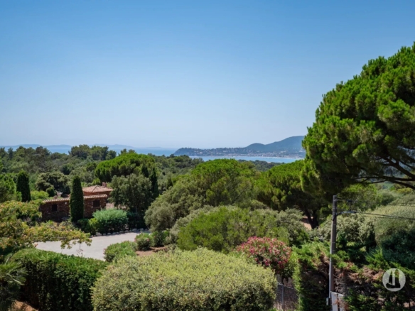 LA CROIX VALMER - VILLA