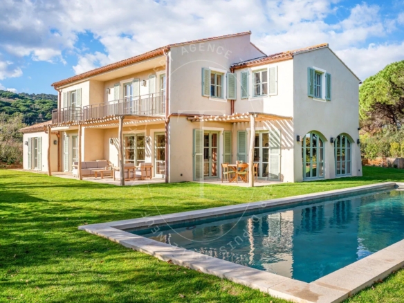 Maison d'exception à L'Escalet avec piscine