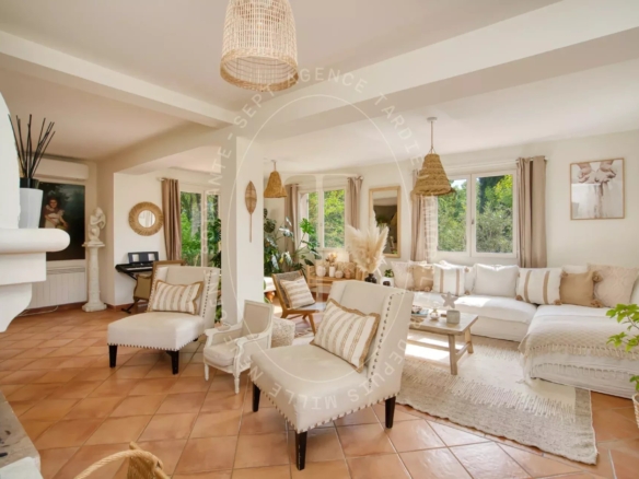 MAISON AVEC GRAND TERRAIN - GASSIN