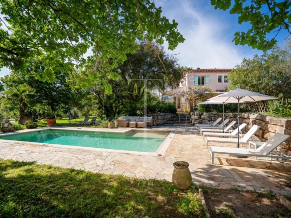 MAISON AVEC GRAND TERRAIN - GASSIN