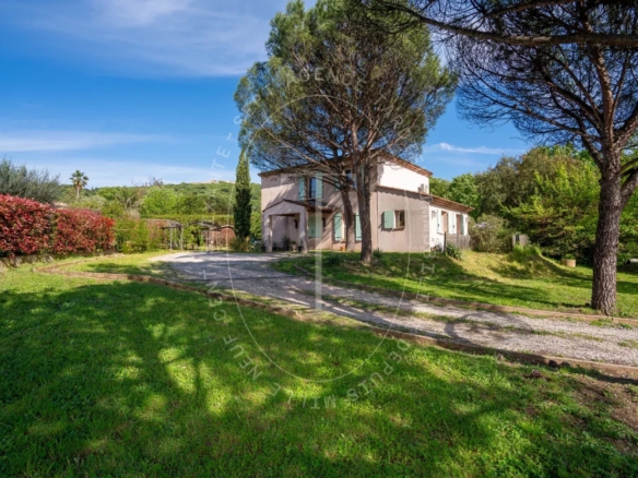 MAISON AVEC GRAND TERRAIN - GASSIN