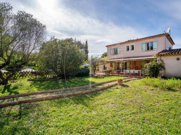 MAISON AVEC GRAND TERRAIN - GASSIN