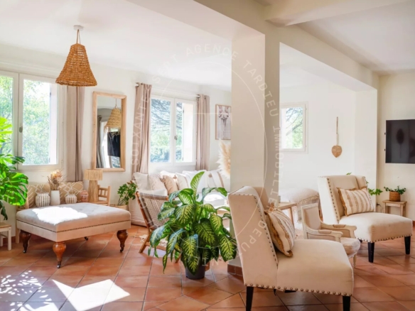 MAISON AVEC GRAND TERRAIN - GASSIN