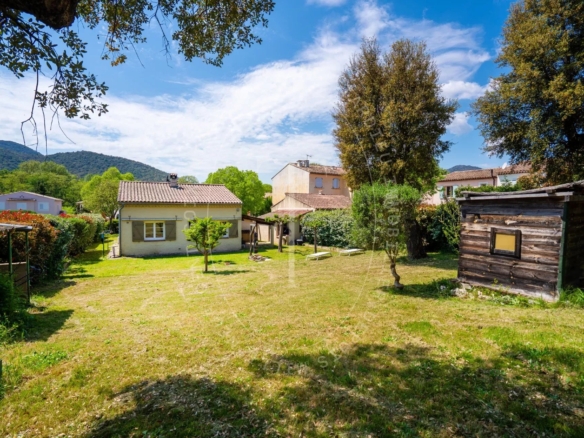 Maison de village avec grand terrain