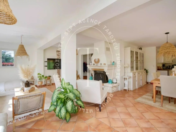 BELLE PROPRIÉTÉ AVEC VASTE JARDIN À GASSIN