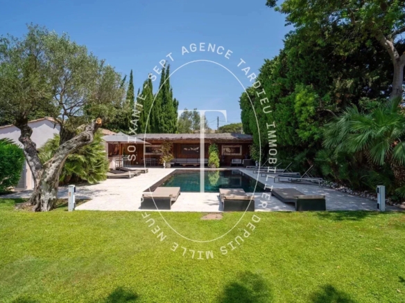 Superbe Villa de Luxe à Deux Pas du Centre Village