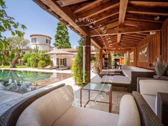 Superbe Villa de Luxe à Deux Pas du Centre Village