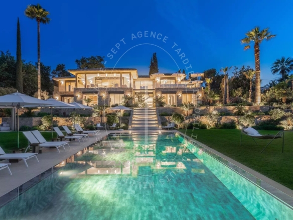 Prestige et Élégance à Saint-Tropez — Une Propriété d’Exception