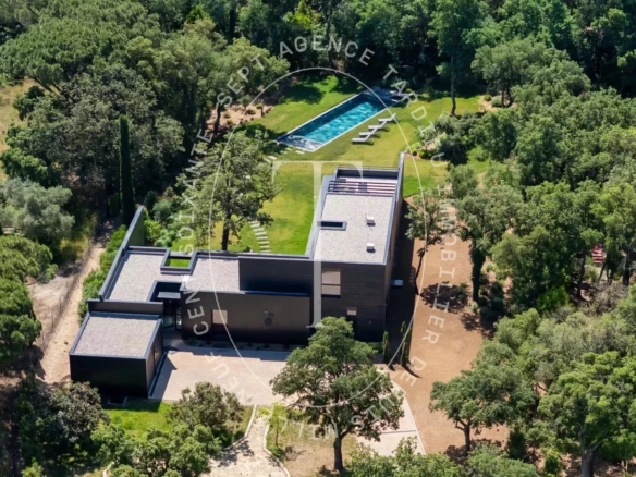 Villa d'Architecte Contemporaine : Entre Mer et Golf d'Exception