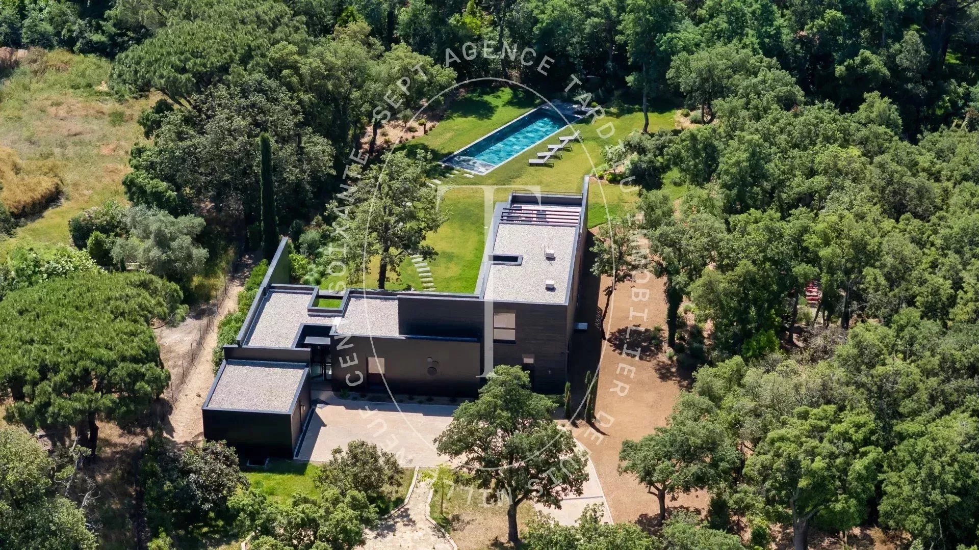 Refined Architectural Villa: Between Sea and Premier Golf Course