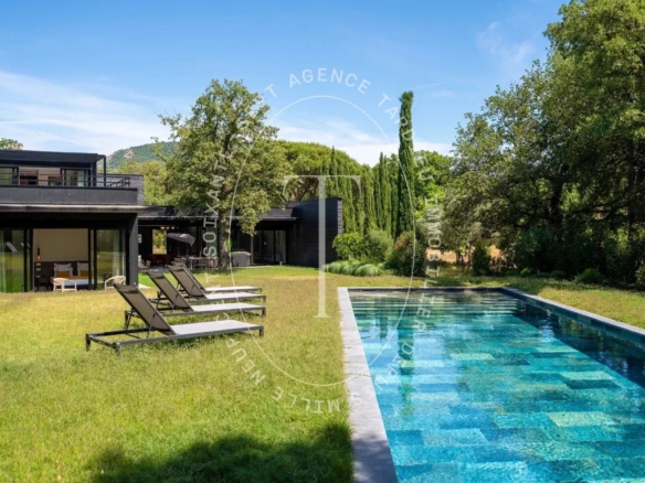 Villa d'Architecte Contemporaine : Entre Mer et Golf d'Exception
