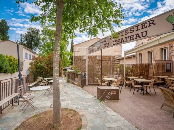 Grimaud : Ensemble immobilier de 300m² à réinventer