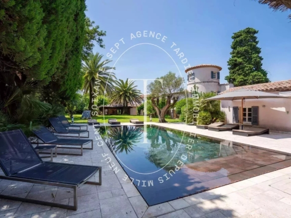 Superbe Villa de Luxe à Deux Pas du Centre Village