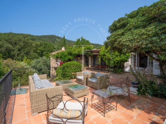 Élégante Villa avec Piscine à Grimaud