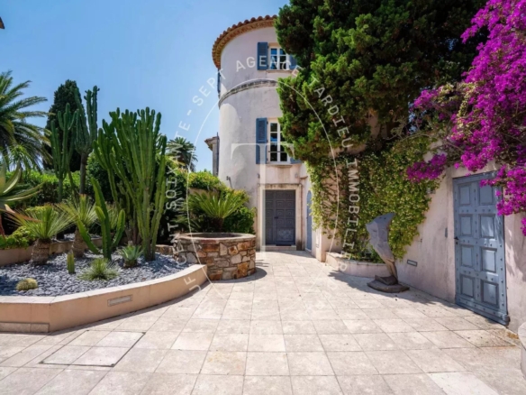 Superbe Villa de Luxe à Deux Pas du Centre Village