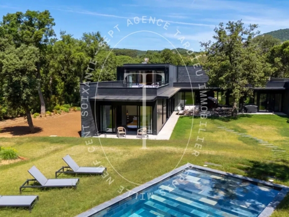 Villa d'Architecte Contemporaine : Entre Mer et Golf d'Exception