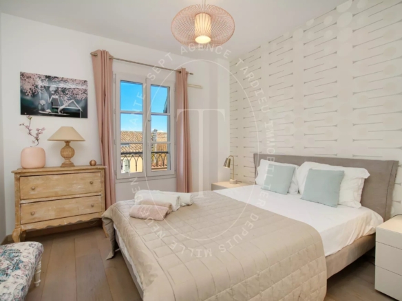 APPARTEMENT 3 CHAMBRES – PLACE DES LICES, SAINT-TROPEZ