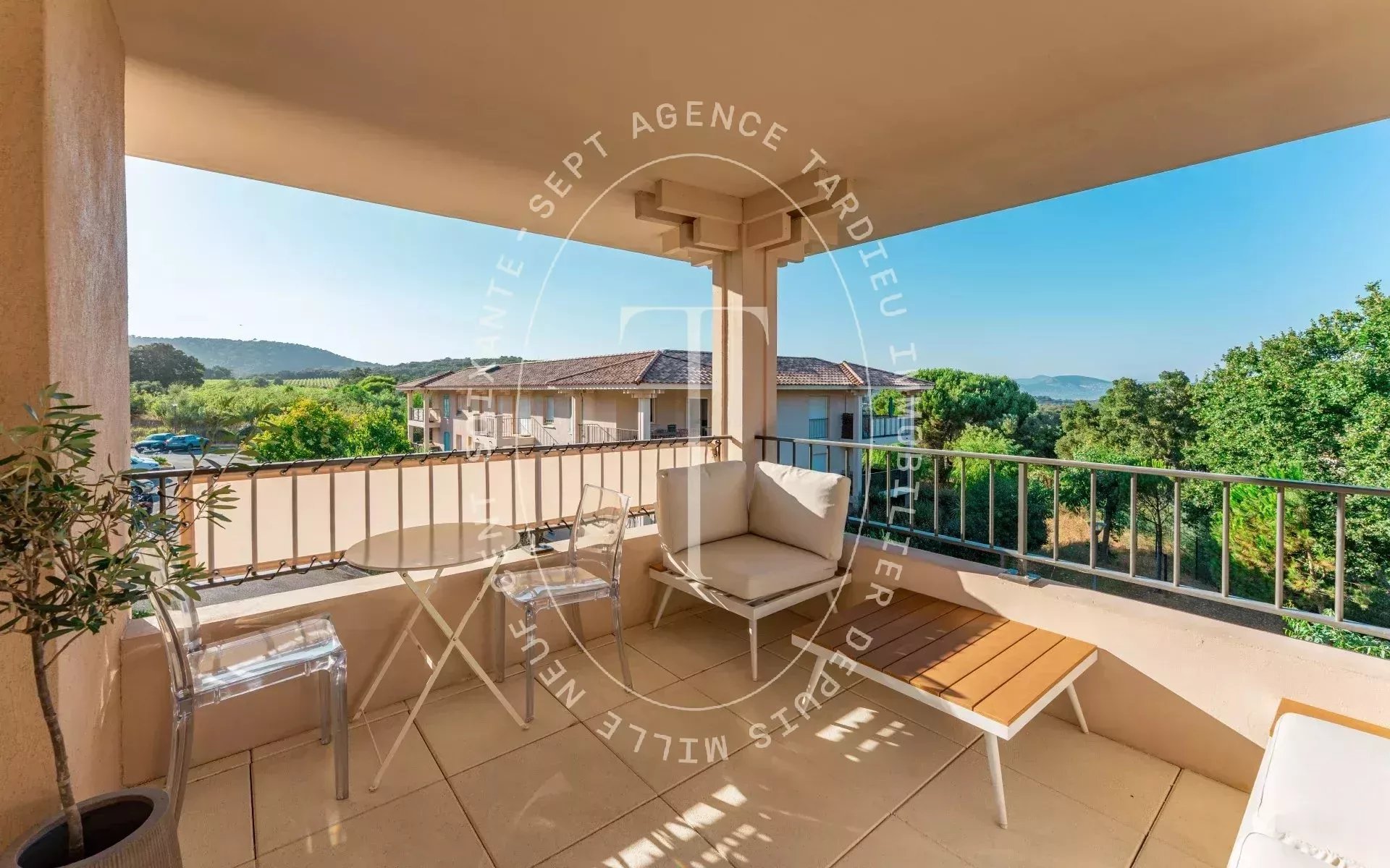 Superbe Appartement Rénové avec Vues Panoramiques Mer et Collines