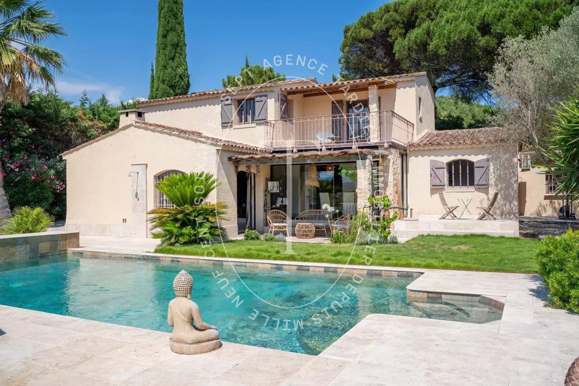 Gassin Villa: Provençal Charm, Panoramic Hillside Vistas