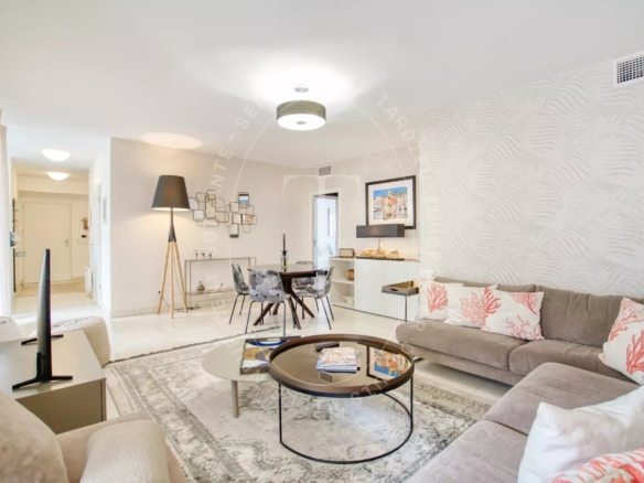 APPARTEMENT 3 CHAMBRES – PLACE DES LICES, SAINT-TROPEZ