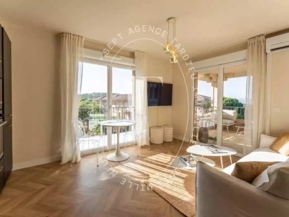 Superbe appartement rénové, vue panoramique sur mer et collines
