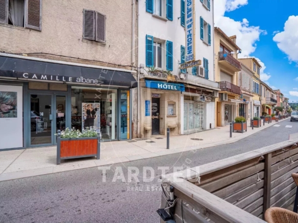 Cogolin : Murs commerciaux, rendement locatif assuré.