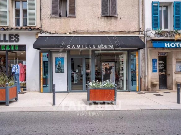 Cogolin : Murs commerciaux, rendement locatif assuré.