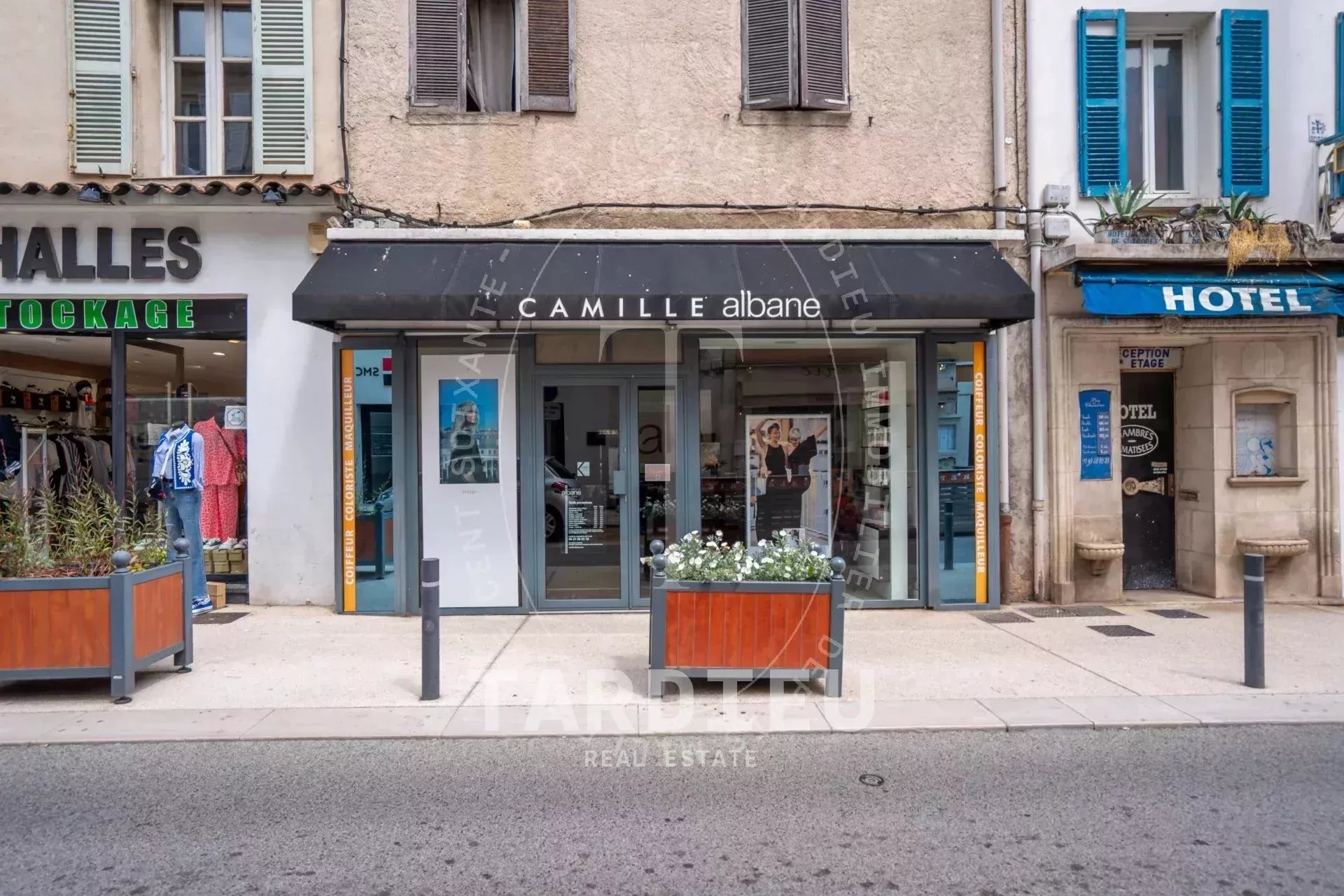 Cogolin : Murs commerciaux, rendement locatif assuré.