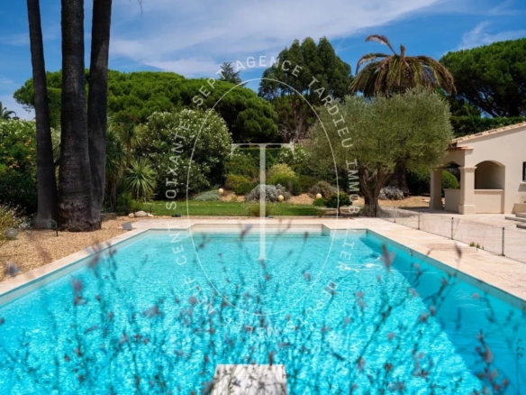 Élégante Villa au Cœur des Parcs de Saint-Tropez