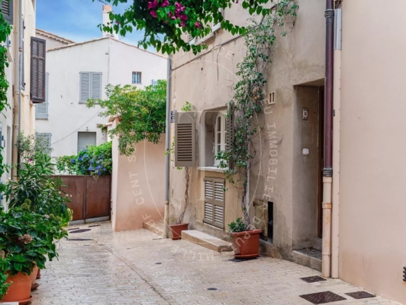 SAINT-TROPEZ - MAISON DE VILLAGE A LA PONCHE