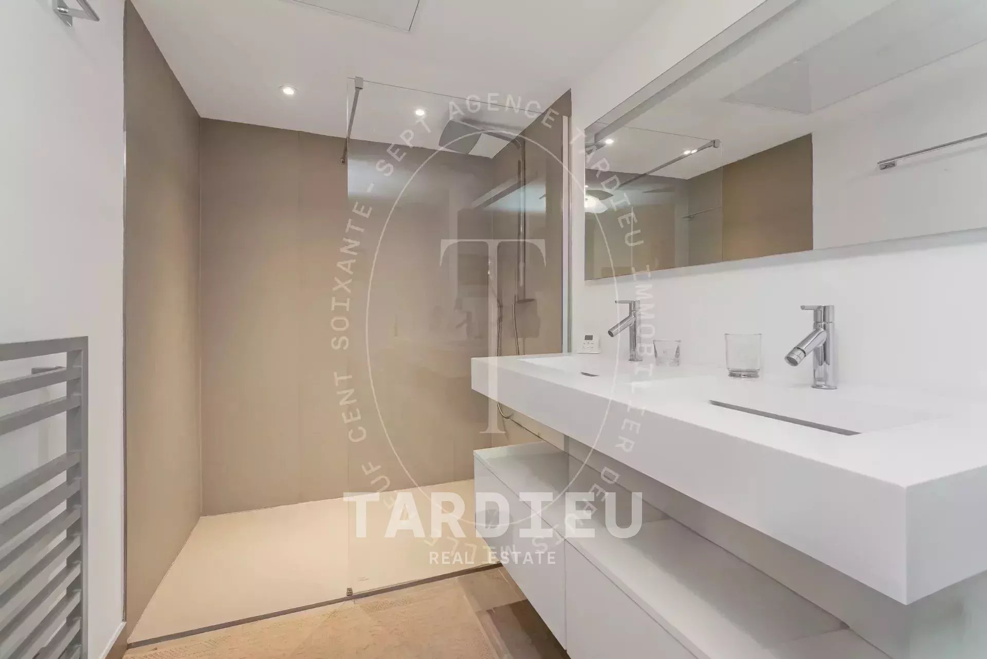 Saint-Tropez : appartement village central