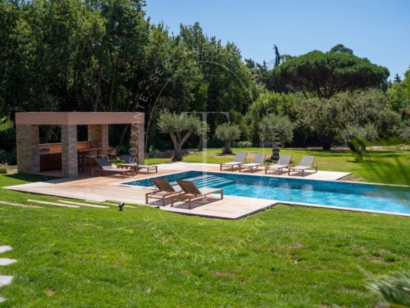 Villa neuve avec grand terrain à vendre