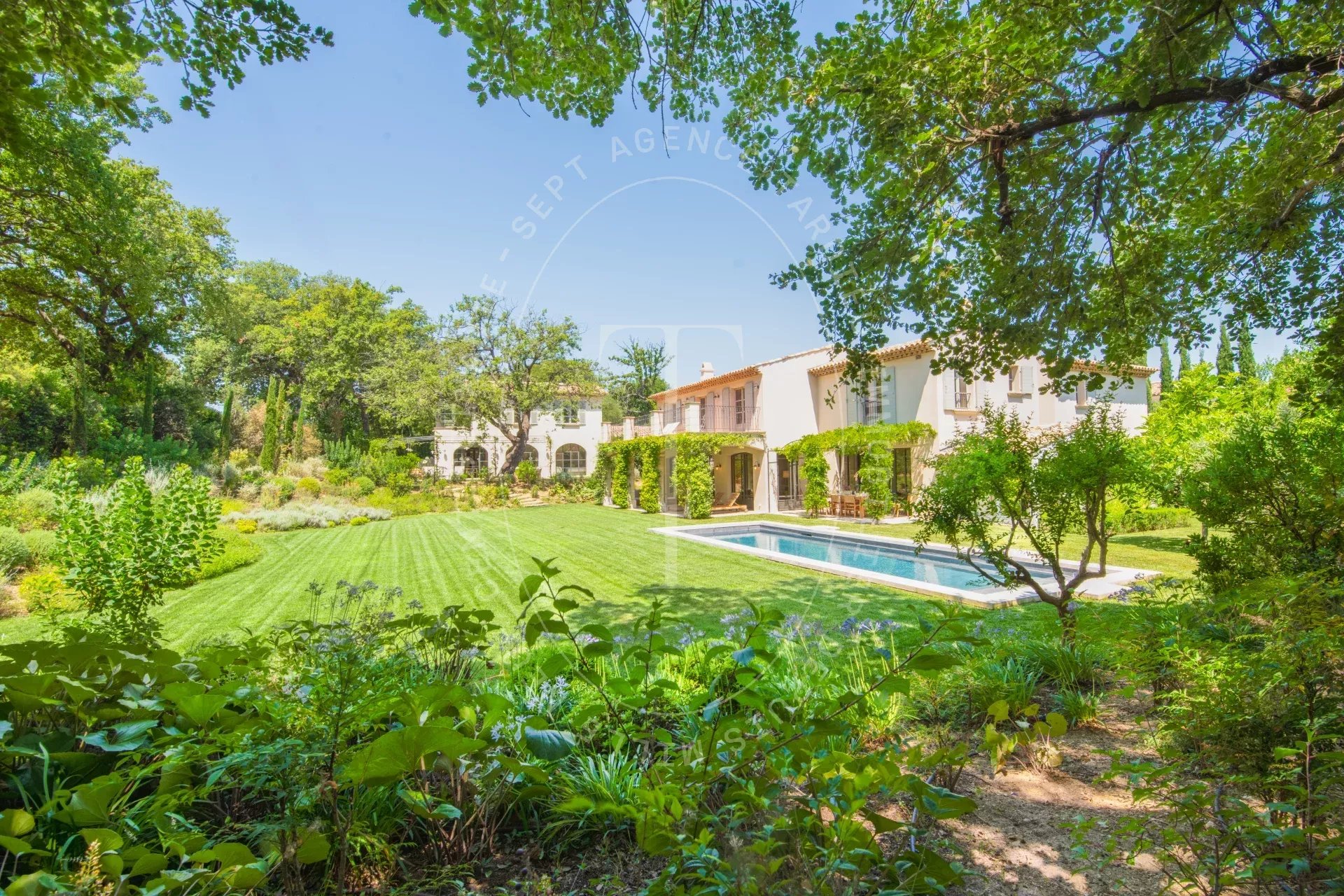 Two independent villas, private cul-de-sac.