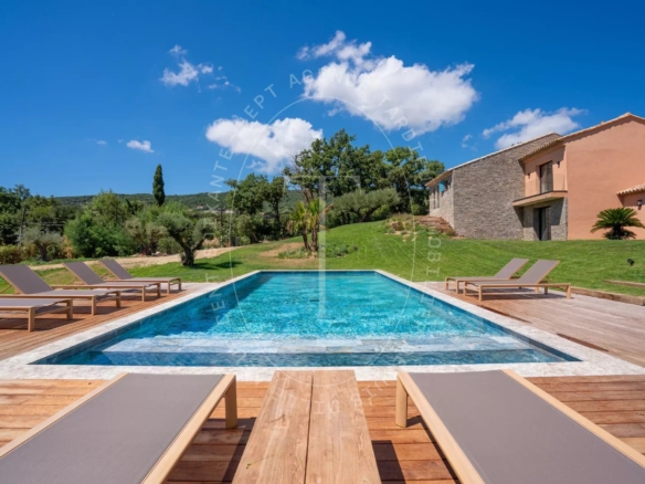 Villa neuve avec grand terrain à vendre