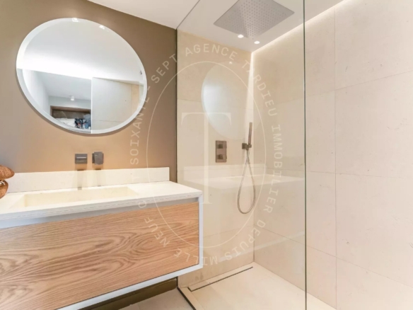 Villa neuve avec grand terrain à vendre
