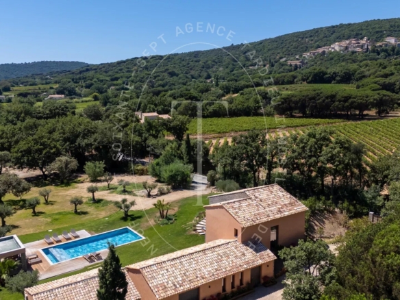 Villa neuve avec grand terrain à vendre