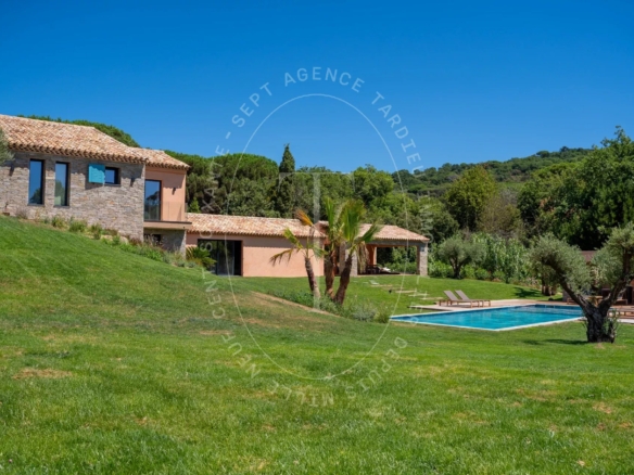 Villa neuve avec grand terrain à vendre