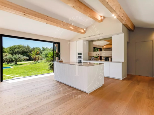 Villa neuve avec grand terrain à vendre