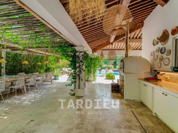 Gassin : Villa authentique, confort moderne.