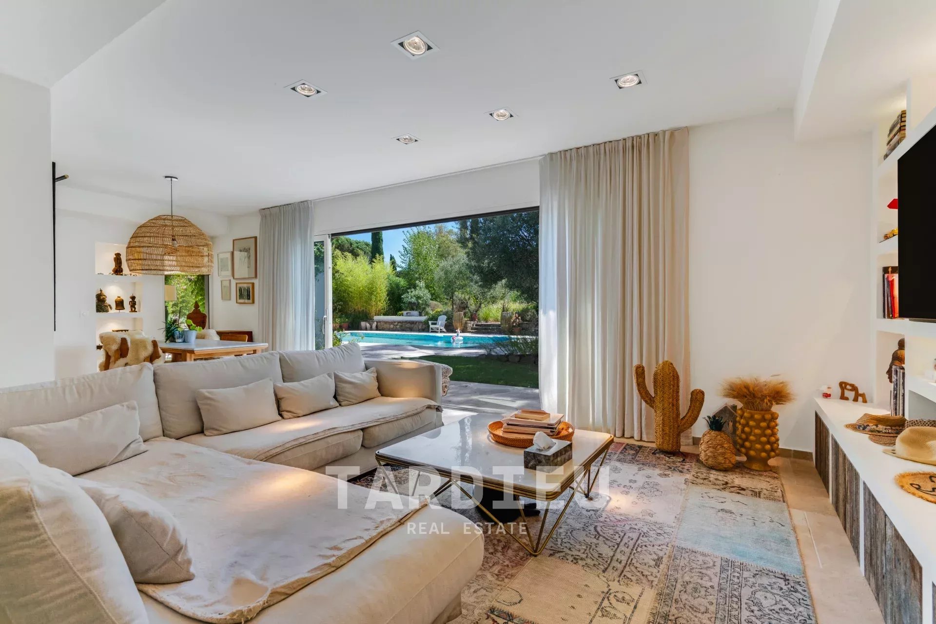 Gassin : Villa authentique, confort moderne.