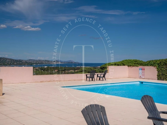 Gassin - Superbe appartement en rez-de-jardin avec vues verdoyantes
