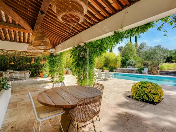 Gassin : Villa authentique, confort moderne.