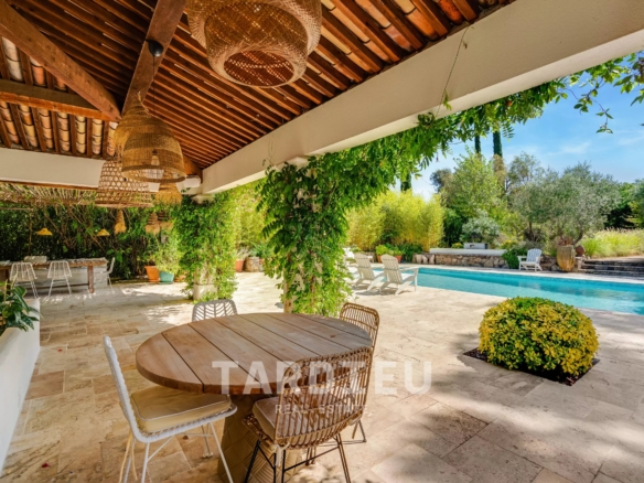 Gassin : Villa authentique, confort moderne.