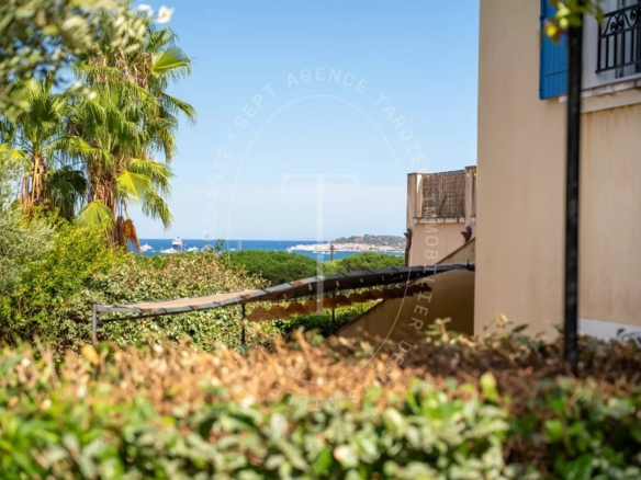 Gassin - Superbe appartement en rez-de-jardin avec vues verdoyantes