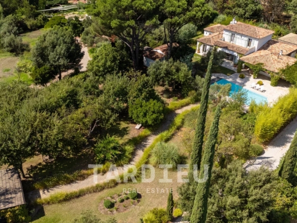 Gassin : Villa authentique, confort moderne.