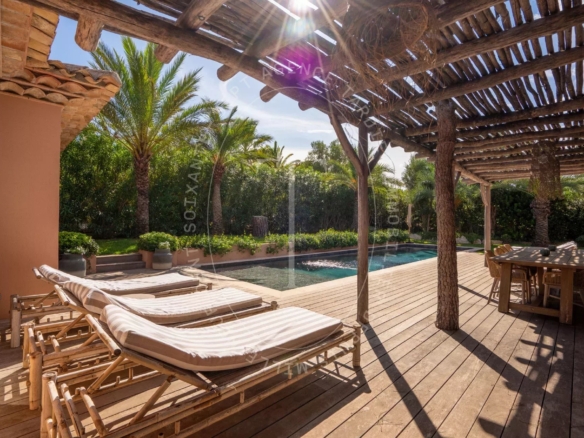 Villa élégante avec piscine et garage à Saint-Tropez