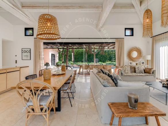 Villa élégante avec piscine et garage à Saint-Tropez