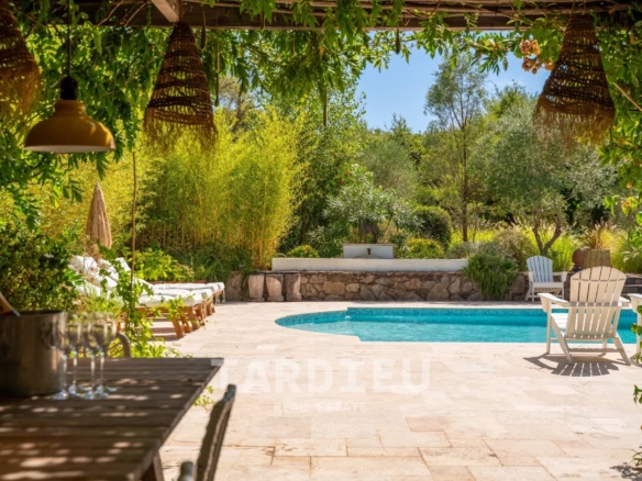 Gassin : Villa authentique, confort moderne.