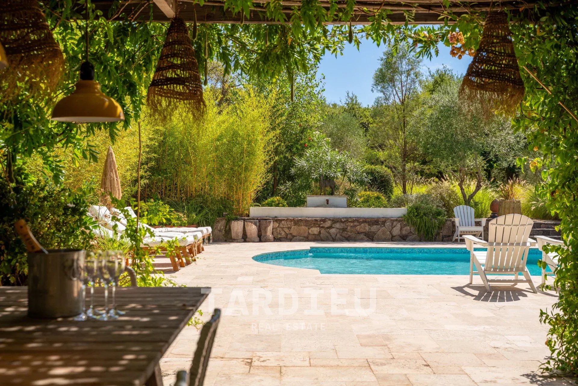 Gassin : Villa authentique, confort moderne.