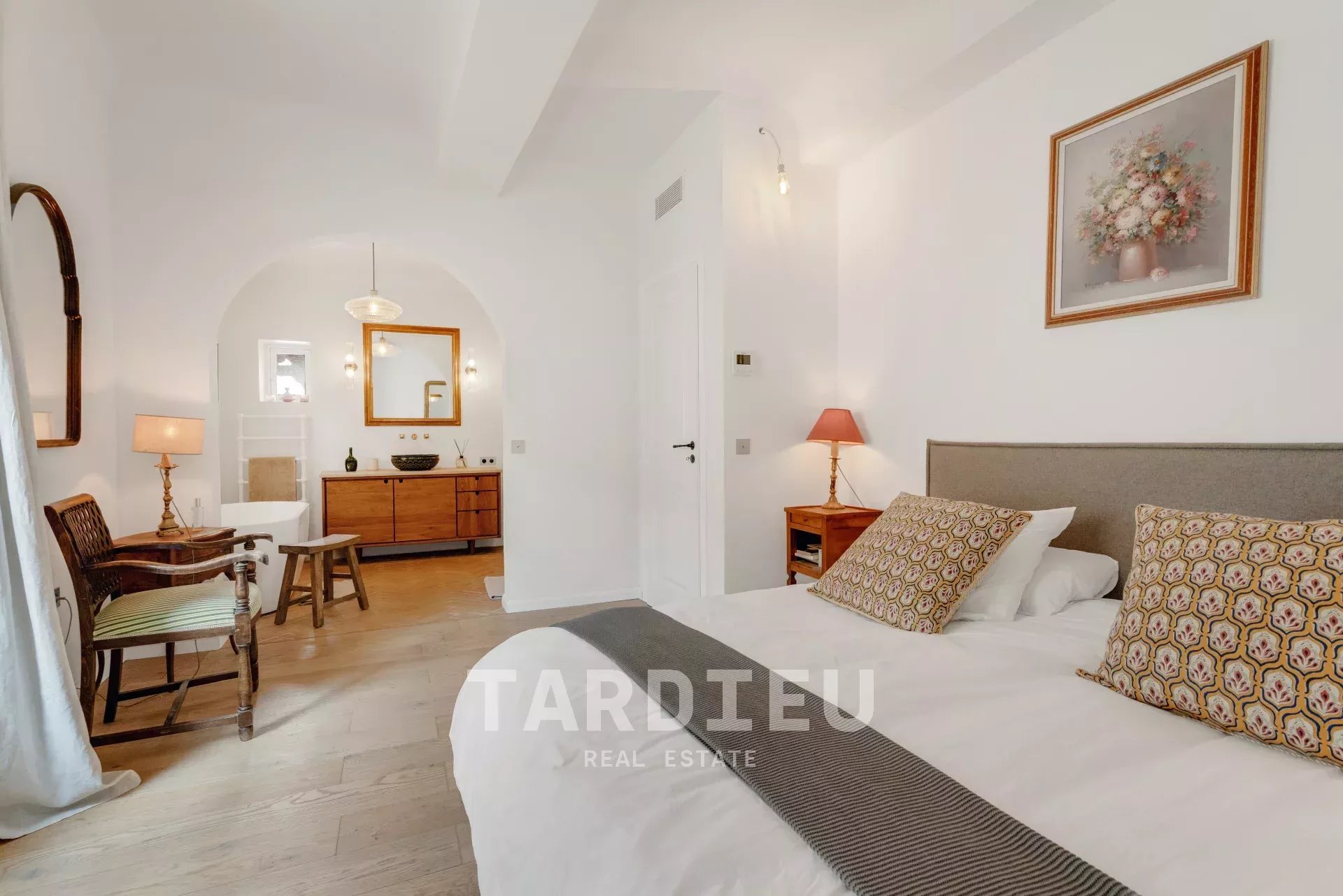 Duplex rénové, centre ancien village